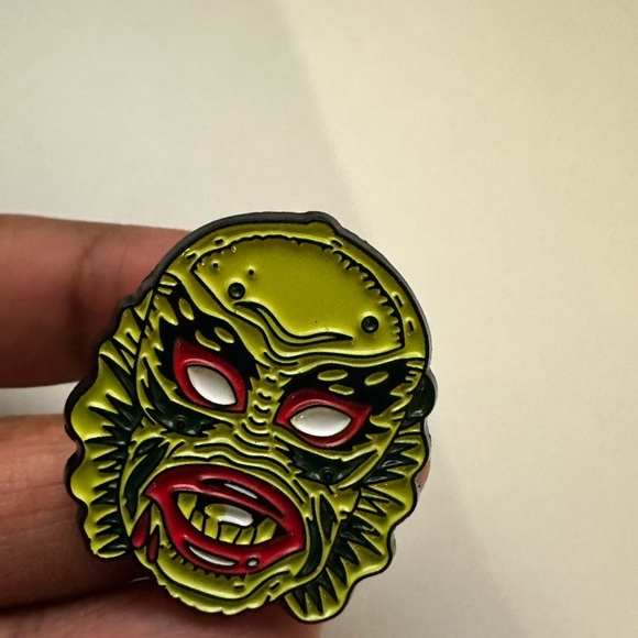 Creature from the Black Lagoon 1954 Horror/Sci-fi Enamel Pin - Picture 2 of 5